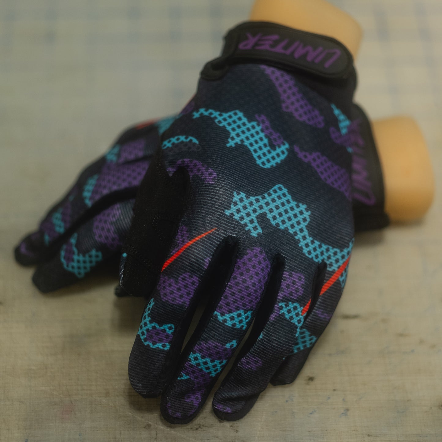 Shop Glove 007